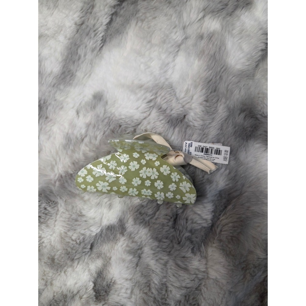 American Eagle Floral Hair Claw Clip Sage Green White Daisy Print NWT 39689310 - Picture 1 of 3